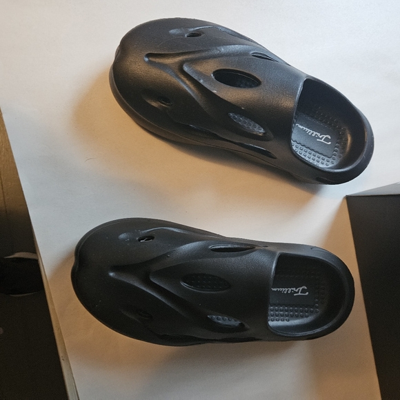 Zumiez slides - Picture 8 of 11